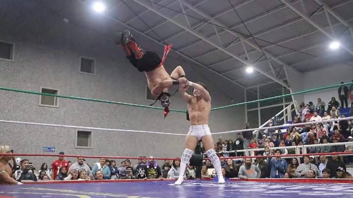 Aerostar, Niño Hamburguesa y Octagón Jr se quedaron con la victoria frente a los japoneses