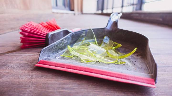 Con un truco casero: cómo barrer y juntar los vidrios rotos sin cortarte