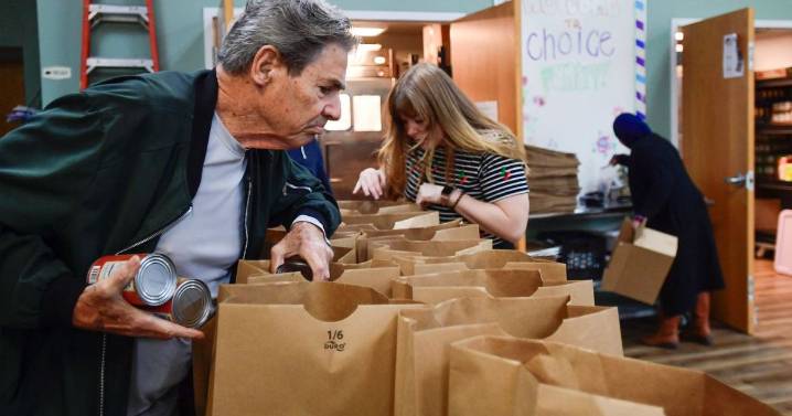 Demócratas privan a millones de estadounidenses de ayuda alimentaria y otros servicios