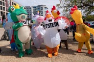 Protesta "No Kings" contra Trump, ¿por qué algunos asistentes usan disfraces de rana y de dinosaurios?