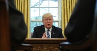 Trump castiga a Canadá con 10% de aranceles por "tergiversar" discurso de Ronald Reagan