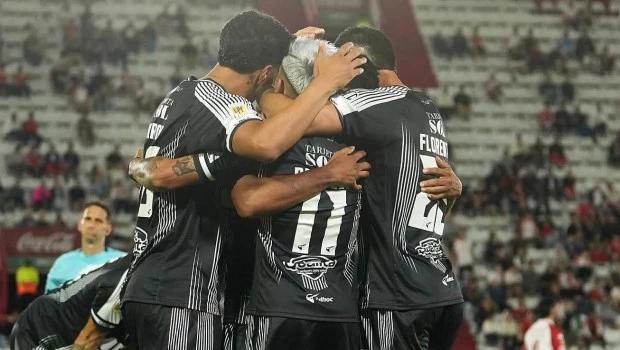 Central Córdoba venció a Huracán y saltó a la punta en la Zona A