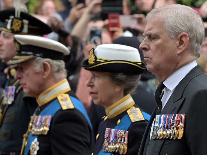 El rey Carlos III inició el proceso formal para retirarle a Andrés sus títulos y honores tras quedar envuelto en el escándalo Epstein