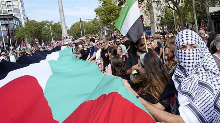 Manifestaciones por Palestina: 70.000 personas exigen en Barcelona el boicot a Israel y la acampada por Gaza se mantiene en el puerto