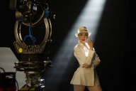 JLo: ‘Kiss of the Spider Woman’ grita por los latinos y queers “que están siendo atacados”