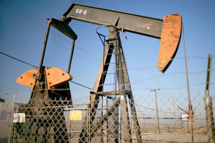 El petróleo de Texas sube un 5,45% tras sanciones de EE.UU. a las grandes petroleras rusas