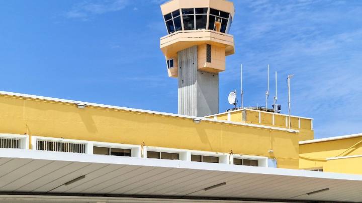 FAA reporta problemas de personas en aeropuertos de LA y Denver