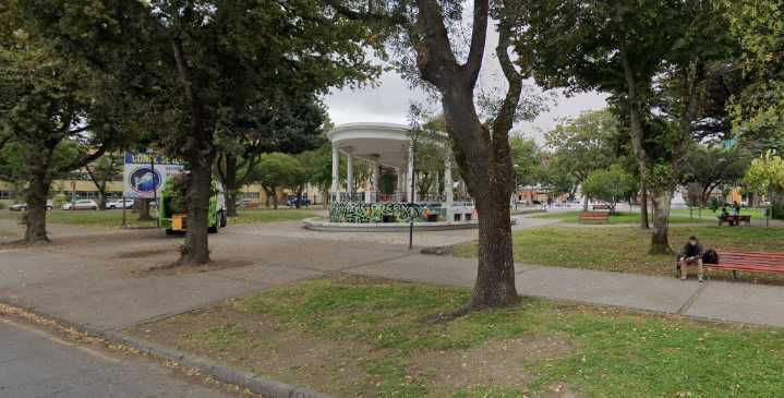 Odeón de Plaza Condell luce renovado tras nuevo operativo de limpieza del municipio penquista