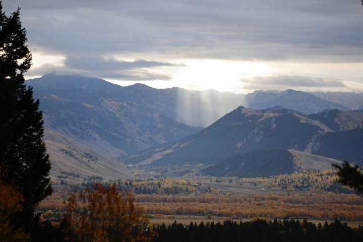 SNAPPED: Fall colors, sun beams visible from top of Teton Pass