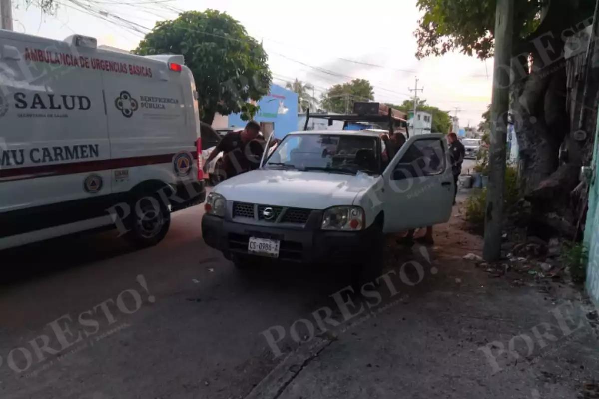 Salvan la vida a hombre que pasó tres horas inconsciente dentro de su camioneta en Carmen
