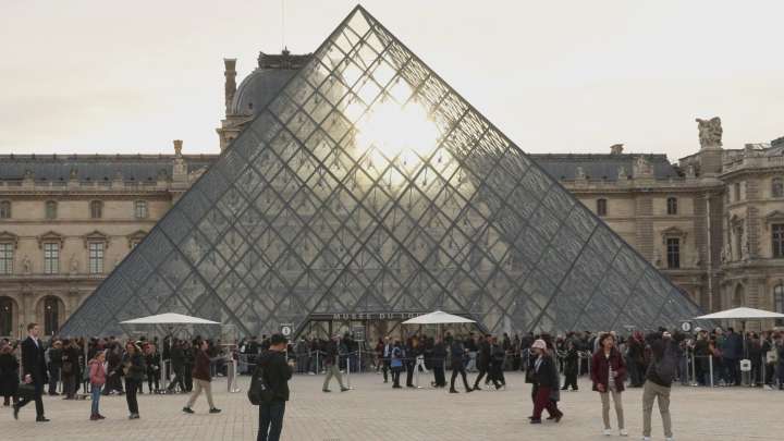 Detienen a cinco nuevas personas por el robo millonario en el museo del Louvre en Francia