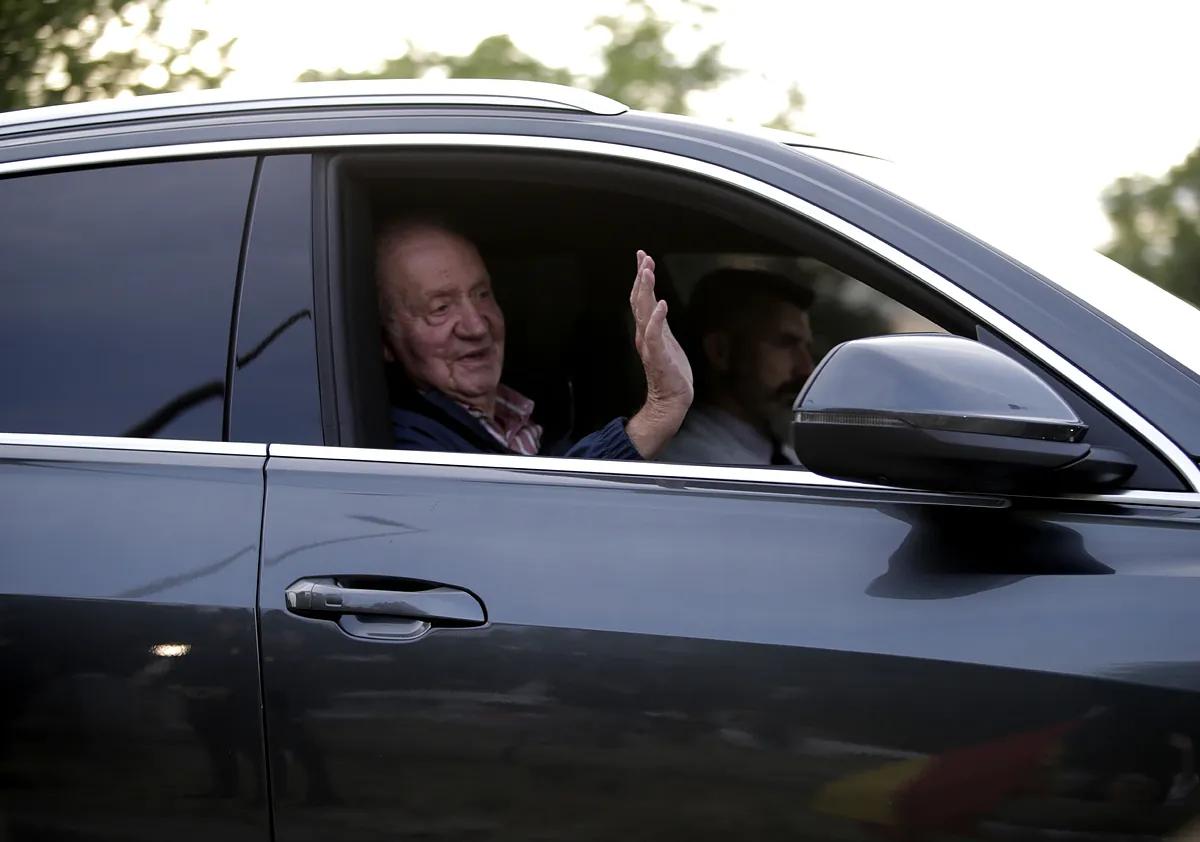 El Rey Juan Carlos I se prepara para la polémica por sus memorias, donde afirma que Franco lo eligió para "un regimén más abierto": "Voy a ser atacado, compraré un escudo"