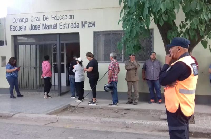 Demoras en el inicio de votación en algunos colegios de La Banda y Capital