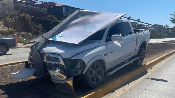 Conductor Pierde el Control e Impacta Contra Poste en el Bulevar Costero de Ensenada