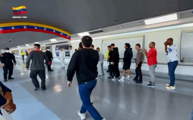 153 venezolanos deportados de USA llegaron a Maiquetía