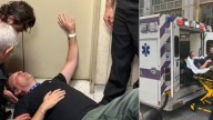 Agentes del ICE agredieron a un periodista y le provocaron una lesión en el cuello mientras cubría arrestos migratorios en Estados Unidos
