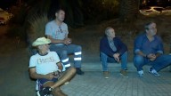 La 'tertulia del bordillo', el remedio de unos vecinos de Gran Canaria contra la soledad no deseada