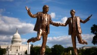 La polémica estatua de Trump y Epstein volvió al National Mall