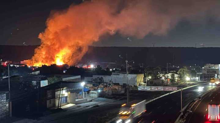 Fuerte Incendio se Registró en una Recicladora Sobre Paseo de la República en Querétaro