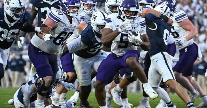 Komolafe scores late, leads Northwestern to 22