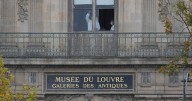 Un audaz robo de joyas invaluables en el Louvre cierra el museo más visitado del mundo