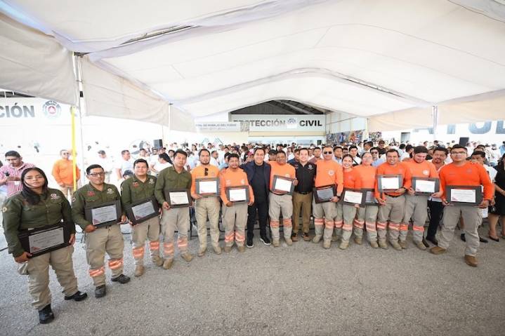 Entrega gobernador ambulancias a nueve municipios