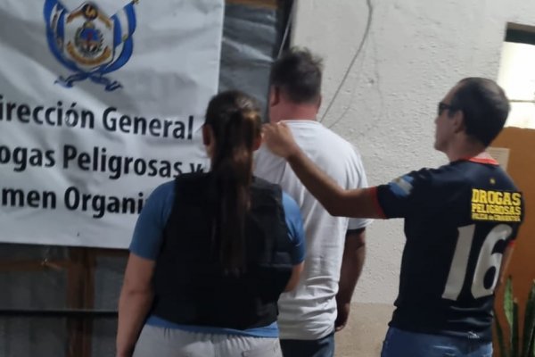 CAYÓ UN "DEALER"! En pleno Parque Mitre de la capital correntina