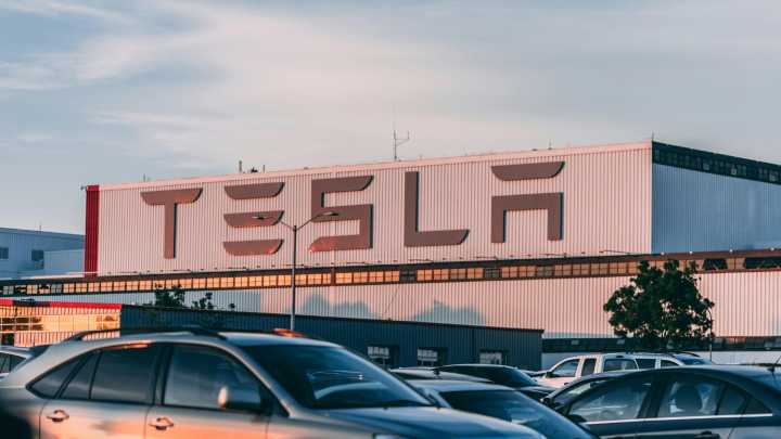Gigafábricas sostenibles que consumen tanta luz como Málaga y donde se ensamblan coches cada 45 segundos: el secreto de Tesla para producir vehículos prémium a precios competitivos