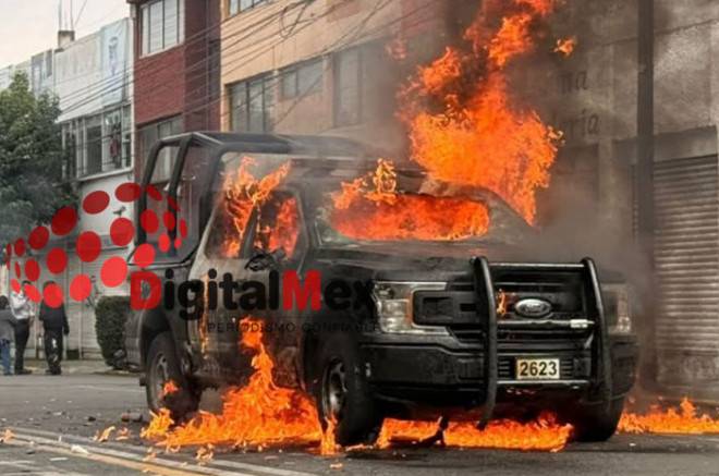 Protestas del 2 de octubre terminan con patrulla incendiada en Toluca