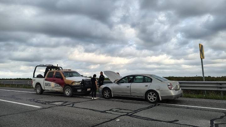 Guardia Estatal auxilia a automovilista con falla mecánica en carretera Matamoros