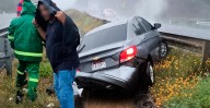 Auto sale del camino en tramo Pátzcuaro-Uruapan; alertan por pavimento mojado