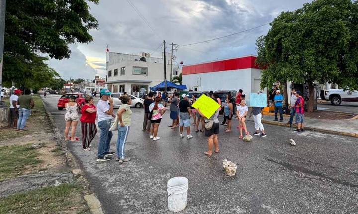 Bloquean vecinos de la SM 517 avenida en Cancún por inconformidad ante CFE