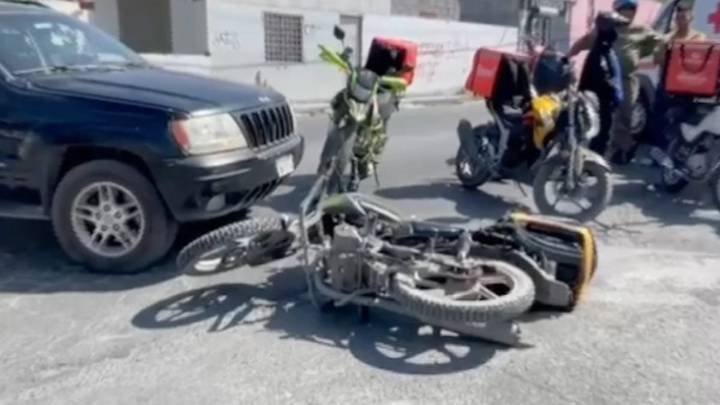 Camioneta le quita el derecho de paso a motociclista en la colonia Loma Linda