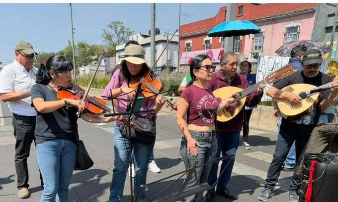 Orquesta Típica de la CDMX bloquea Circuito Interior para exigir diálogo con la Secretaría de Cultura