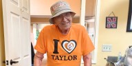 Un hombre de 95 años lidera un club de fans de Taylor Swift desde un asilo
