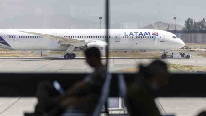 Pasajero en pleno vuelo hizo una "broma" y dijo que tenía una bomba: ¿Qué medidas se aplicaron?