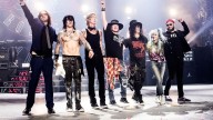 Axl Rose avienta micrófono a su baterista durante concierto en Argentina
