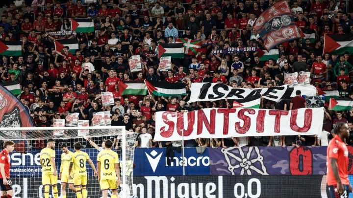 Un lanzamiento de pelotas de tenis en favor de Palestina detiene durante unos minutos el Osasuna