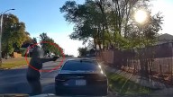 Video: un policía fuera de servicio se enfrentó a tiros con un conductor tras un choque y lo mató