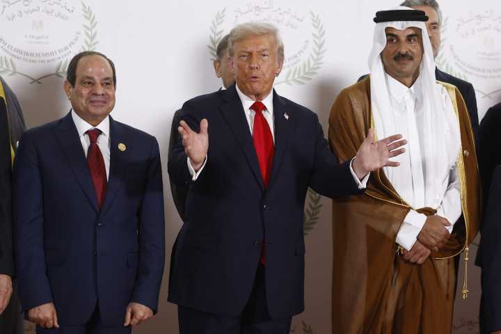 Trump logra firma de su plan para fin de guerra en Gaza