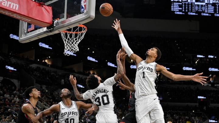 Spurs, Thunder stretch win streaks in hot NBA start