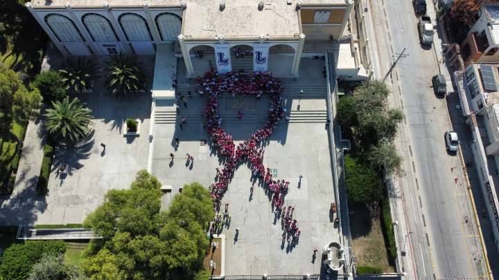 Realizan en la UA de C un lazo rosa humano para conmemorar la Lucha contra el Cáncer de Mama