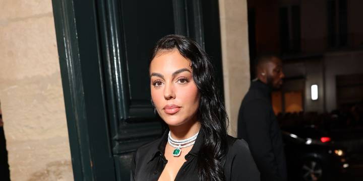 Georgina Rodríguez y la fórmula de estilo a la que recurre una y otra vez: pantalones de chándal, zapatos de tacón y bolso de Hermès