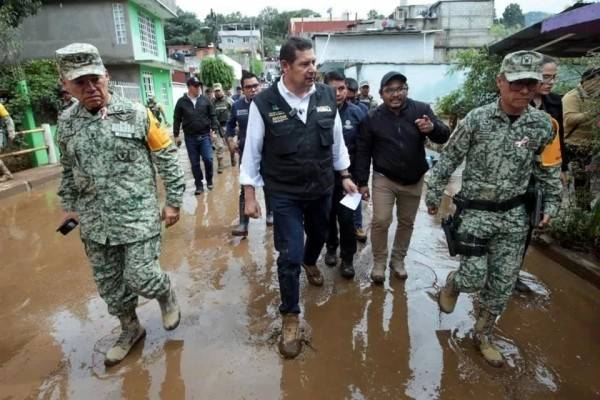 Urge Puebla abrir caminos; alistan rescate de 12 familias