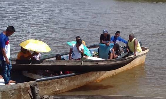 Sin gasolina y sin ayuda: paciente es llevado en embarcación lenta desde Nabasanuka