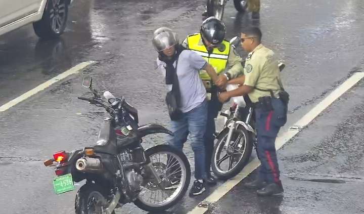 VIDEO VIRAL: Capturan a ladrón en pleno robo de teléfono en una cola en Chacao
