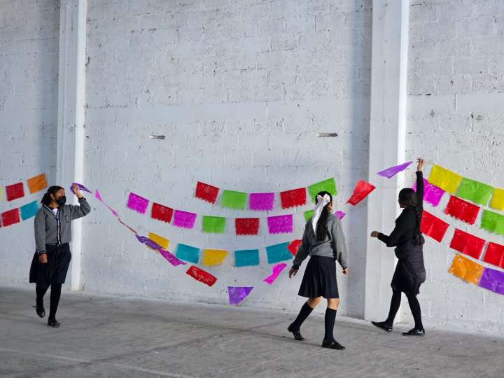 Estudiantes poblanos elaboran papel picado para el Día de Muertos