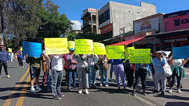 Bloquean la México-Cuernavaca: exigen relevo de docentes en primaria de Santa María Ahuacatitlán