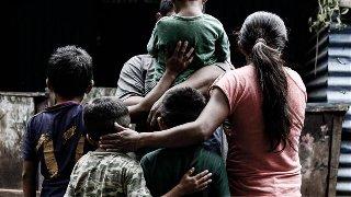 Miles de niños y adolescentes abandonados en El Salvador