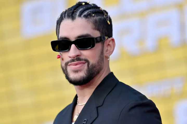 Bad Bunny divide a los estadounidenses, casi la mitad apoya su...